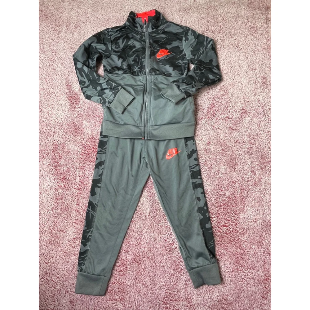 Boys Nike Matching Set track suit Gray Camo orange Size 3/4